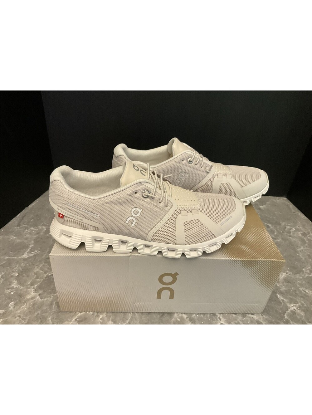 New! Womens On Cloud 5 Pearl/White Athletic Shoes. Size 7.5. Nice Shoes!!!